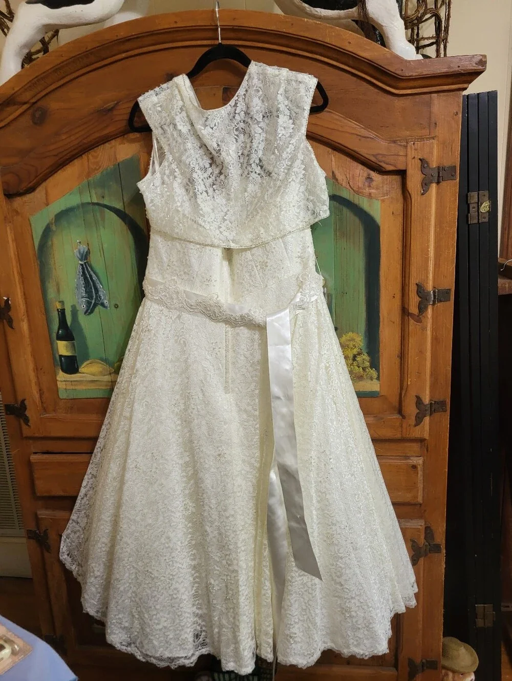 David's Bridal Lace A-Line Wedding Dress With Delicate Cap Sleeves Top - Picture 6 of 10